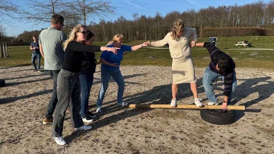Deelnemers tijdens een sessie over teamontwikkeling